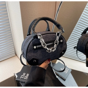 Détail du sac à main demi-lune en denim avec chaîne argentée et finitions en cuir