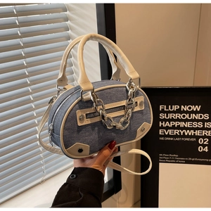 Détail du mini sac à main vintage Y2K en denim avec bordure en cuir blanc et chaîne argentée