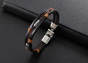 Détail d'un bracelet multicouche en cuir pour homme avec perles argentées et fermoir aimanté