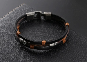 Détail d'un bracelet en cuir multicouche avec perles en relief argentées et fermoir vintage