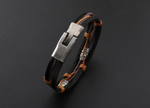 Détail d'un bracelet multicouche en cuir et corde avec fermoir en alliage vintage