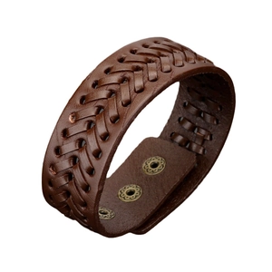 Handgefertigtes dunkelbraunes Lederarmband mit geflochtenem Design und Druckknopf