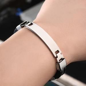 Pulsera personalizable de acero inoxidable con correa de silicona negra y placa de plata