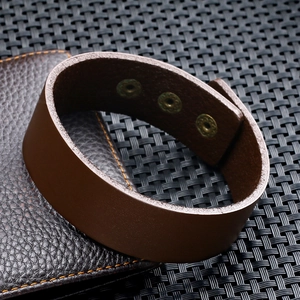 Brede donkerbruine leren armband met verstelbare vintage bronzen drukknopen voor uniseks