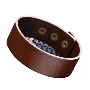Brede bruine lederen herenarmband met geweven textuur en bronzen metalen drukknoppen