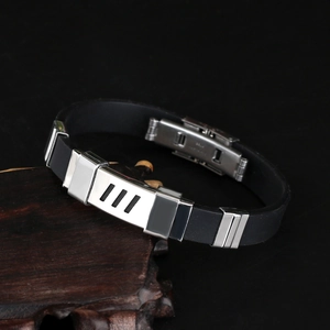 Bracelet ajustable pour hommes en acier inoxydable et silicone noir avec accents argentés