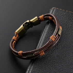 Bracelet rétro homme en cuir marron double couche avec fermoir bronze et breloques en métal