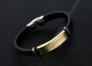 Détail d'un bracelet en cuir pour homme avec plaque en or brossé et fermoir en acier
