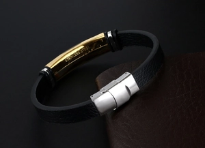 Détail du bracelet en cuir pour homme avec plaque en acier inoxydable doré et boucle
