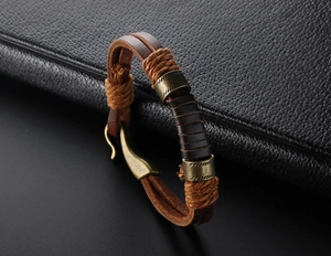 Detail eines Vintage-Lederarmbands mit Bronze-Fischhakenverschluss und Metallringen