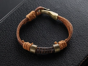 Nahaufnahme eines Retro-Lederarmbands mit Vintage-Legierungshaken auf schwarzem Hintergrund