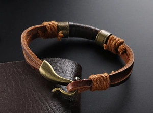 Detail eines Vintage-Lederarmbands mit antikem Bronze-Hakenverschluss für Herren