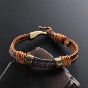 Herren Vintage Lederarmband mit Bronzehaken-Verschluss auf Holzständer präsentiert