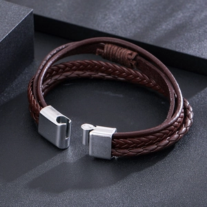 Bracelet multicouche en cuir tressé marron foncé avec fermoir en métal argenté