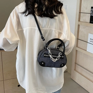 Sac à bandoulière minimaliste en jean bleu avec chaîne argentée et sangle réglable