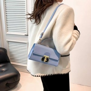 Sac à bandoulière rectangulaire bleu clair minimaliste avec boucle en métal doré