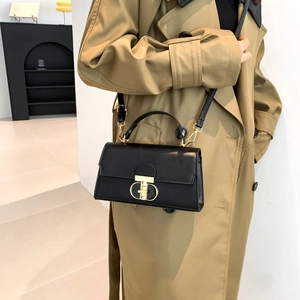 Sac à main carré en cuir noir avec boucle dorée et bandoulière pour femme élégante