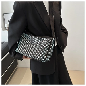 Vue détaillée d'un sac à main rectangulaire orné de strass bleu clair étincelants