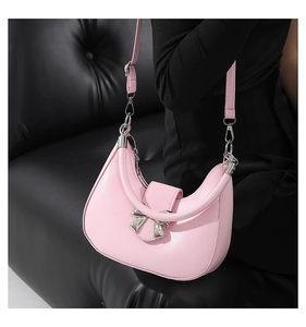Détail du sac hobo en cuir PU rose avec un fermoir décoratif en nœud métallique argenté