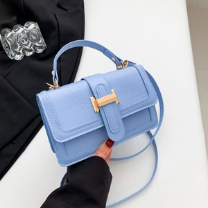 Piccola borsa quadrata celeste effetto coccodrillo con fibbia dorata e manico elegante