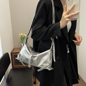 Sac hobo argenté métallisé avec boucles rétro et finition en cuir synthétique brillant