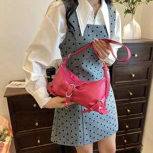 Sac à bandoulière fuchsia en forme de croissant avec boucles métalliques chic
