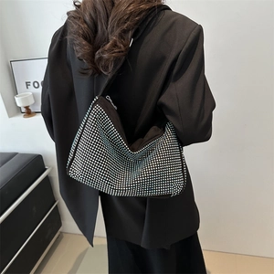 Funkelnde Strass-Schultertasche für Damen mit schwarzer Stoffbasis und silberblauen Kristallen