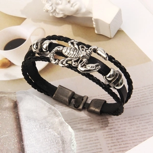 Dettaglio del bracciale punk in pelle con ciondolo a scorpione e perline multistrato