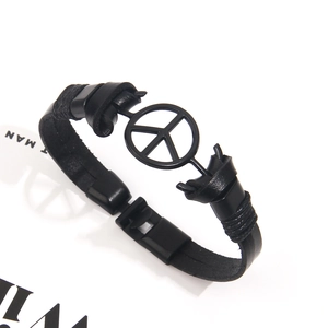 Unisex schwarzes Lederarmband mit Friedenszeichen, matten Metallanhängern und Schnappverschluss