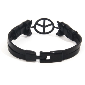 Detail eines schwarzen doppelten Lederarmbands mit Friedenszeichen und Kordelwicklung