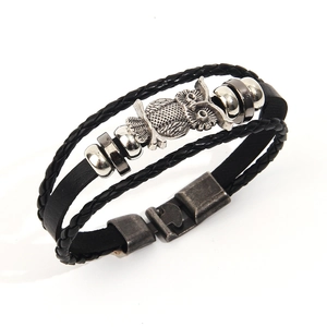 Bracciale multistrato in pelle retrò con ciondolo a civetta e cinturini intrecciati punk