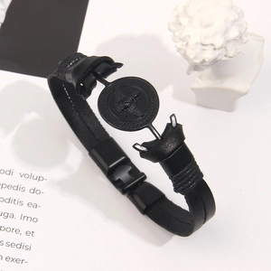 Bracelet en cuir noir minimaliste avec un charme de totem d'aigle en métal noir et cordon