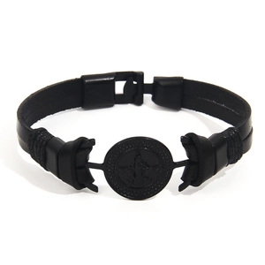 Bracelet minimaliste en cuir noir avec badge en métal gaufré et détails de cordon