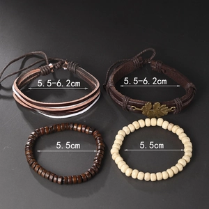 Gros plan sur le lot de quatre bracelets rétro en cuir tressé avec feuille de bronze