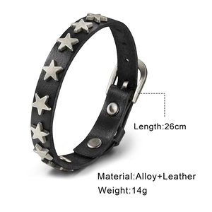 Détail du bracelet punk en cuir noir avec clous en étoile argentés et boucle