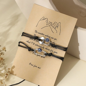 Détail de bracelets œil maléfique ajustables sur une carte de présentation en papier kraft