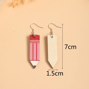 Détail de boucles d'oreilles crayons en bois coloré avec dimensions de 7 cm par 1,5 cm
