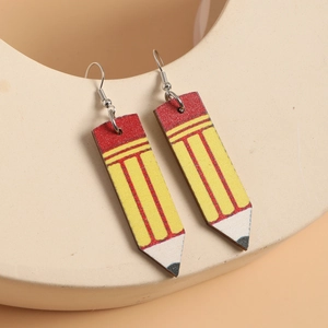 Boucles d'oreilles créatives en bois en forme de crayon rouge et jaune sur support