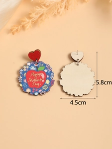 Détail des dimensions des boucles d'oreilles cœur en bois avec motifs fleurs et pommes