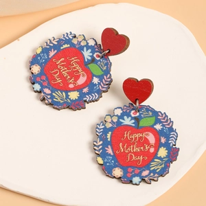 Boucles d'oreilles fête des mères en bois avec motif floral et pomme sur un plat