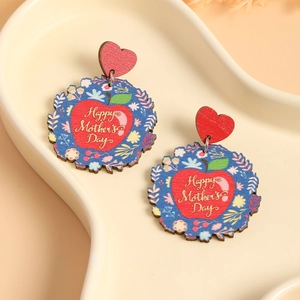 Boucles d'oreilles fête des mères avec motif pomme et cœur sur plateau céramique