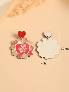 Détail de boucles d'oreilles en bois Fête des mères avec motif pomme et taille de 5,7 cm