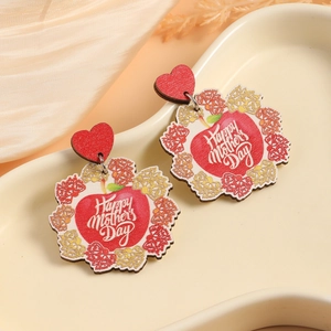 Boucles d'oreilles fête des mères en bois avec motif pomme et fleurs sur plateau