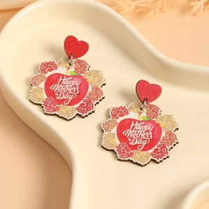 Détail de boucles d'oreilles en bois pomme avec message Happy Mother's Day et cœurs