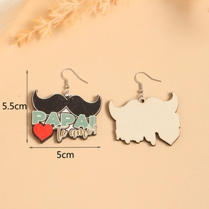 Detail view of mustache-shaped wooden earrings with PAPA Te amo print and 5.5cm size info
