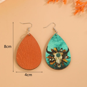 Dettaglio orecchini a goccia in legno 8x4cm con stampa teschio di toro e piume