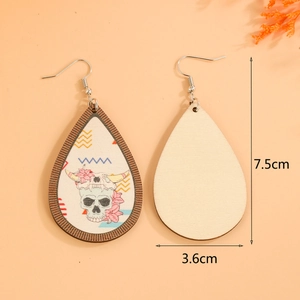 Dettaglio orecchini western con teschio di toro floreale e dimensioni 7,5x3,6 cm