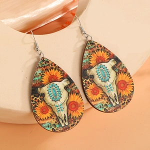 Orecchini boho a goccia con teschio di toro, girasole e motivo leopardato chic