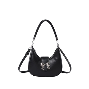 Sac hobo noir minimaliste pour femme avec nœud argenté et bandoulière réglable pratique