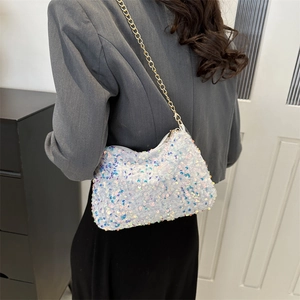 Sac à bandoulière blanc à paillettes irisées avec chaîne dorée pour les soirées